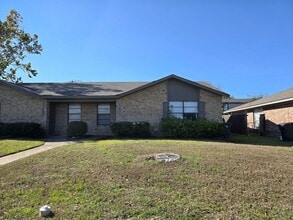 Building Photo - 2/1.5 Chapel Duplex