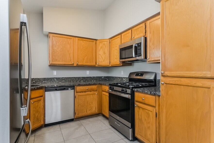 Building Photo - 2058 Waverly Cir