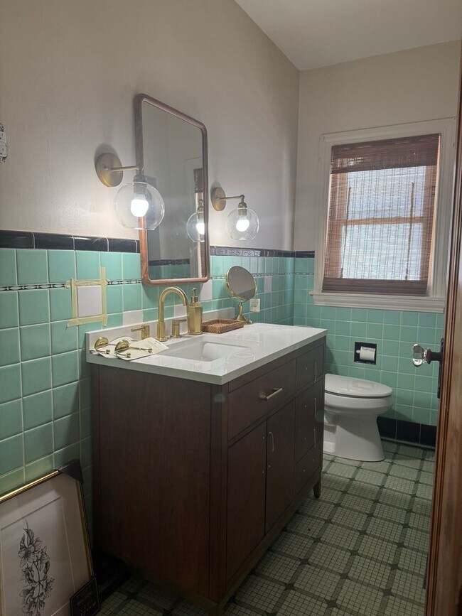 Building Photo - COMING SOON | Fully Furnished 4BR Student Home | All Utilities Included | Walk to UE