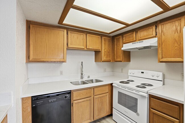 Building Photo - 2 bed, 2 bath Condo Right outside of Summerlin!