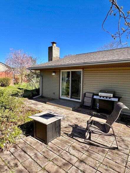 Patio space outback - 6827 Azalea Dr