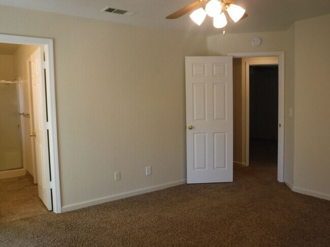 Building Photo - Great Neighborhood Close to Schools and Sh...