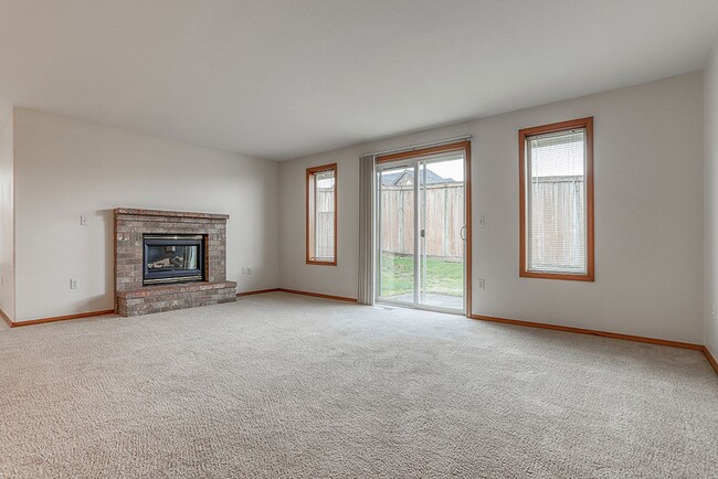 Building Photo - Spacious Single Level Home w/ Fully Fenced...