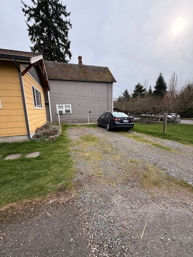 Building Photo - 3bdrm/2 bath house with a yard, laundry, and parking in Happy Valley!