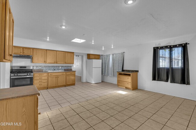 Building Photo - 4945 Sierra Madre Dr