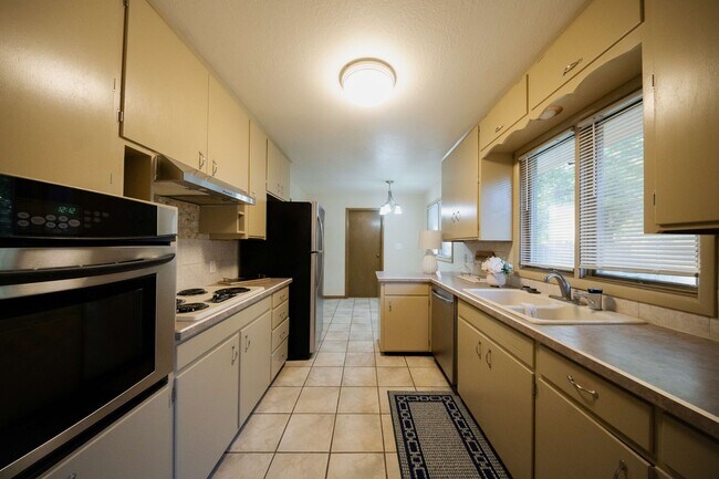 Building Photo - Mid-Century 3 Bedroom in Pine Valley Estates