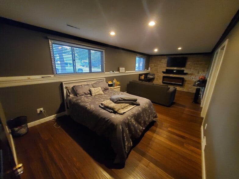 Building Photo - 2201 Tracy Ln