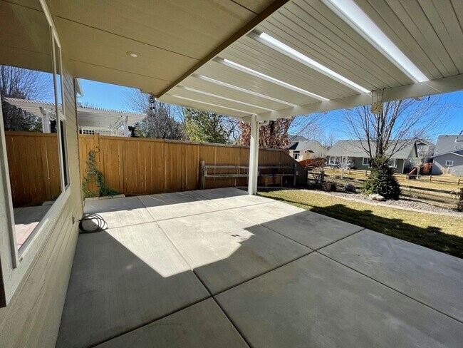 Building Photo - Beautiful 2 bed 2 bath home in the Woodbridge Subdivision.