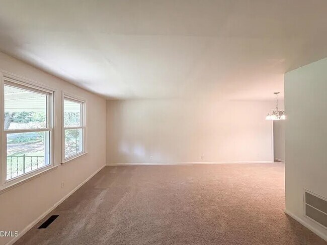 Building Photo - 416 Robin Hood Dr