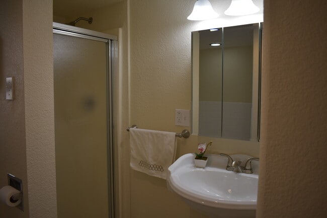 Building Photo - Platte 4 Plex