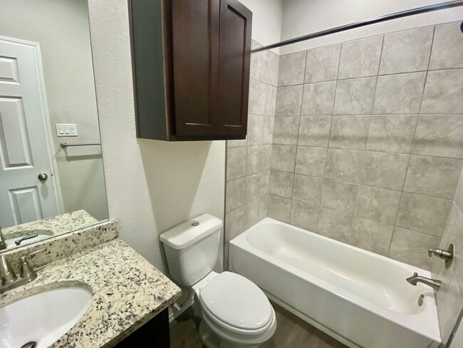 Building Photo - Luxury duplex in Seguin!