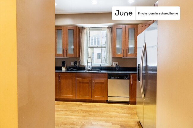 Building Photo - Private bedroom in 4 bed/2 bath Home