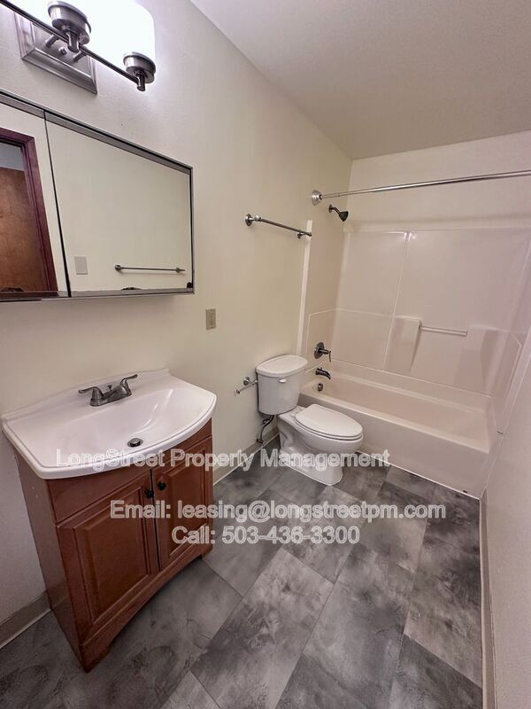 Building Photo - 121 SE 30th Pl