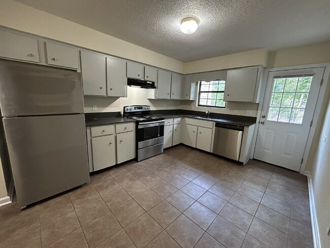 Building Photo - Apartment For Rent