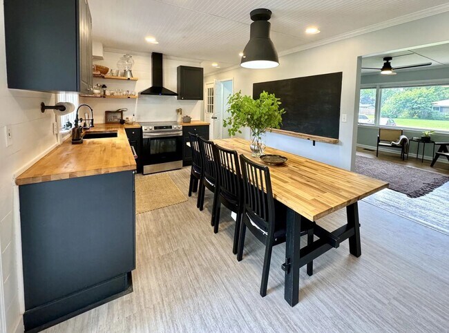 Building Photo - 6-8 months fully furnished 4-bedroom, 1.5 bathroom
