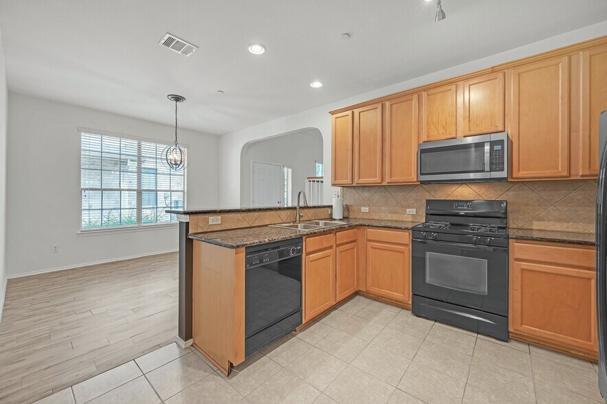 Kitchen and dining room - 9201 Brodie Ln
