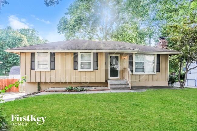 Building Photo - 706 N Redwood Dr