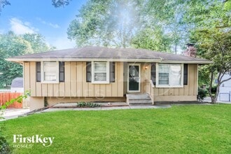 Building Photo - 706 N Redwood Dr