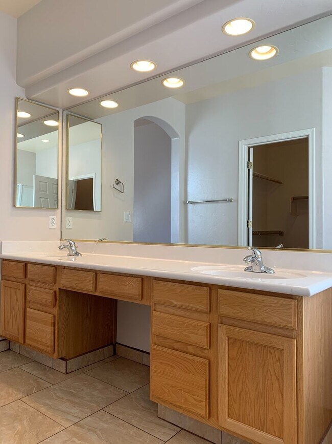 Building Photo - Beautiful West Side Home in Gated Community