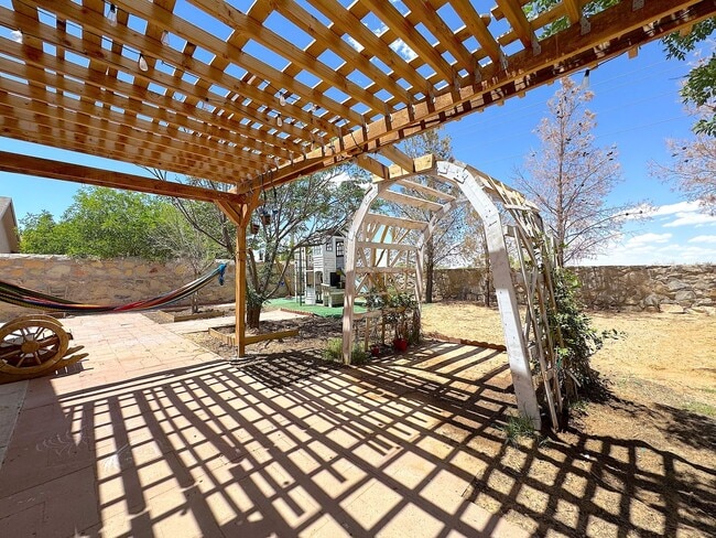 Building Photo - East El Paso 3 bed Refrig A/C with Gorgeous Yard!