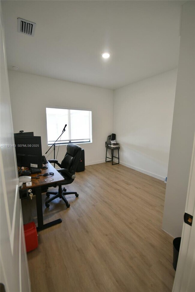 Building Photo - 13390 NW 2nd Ln