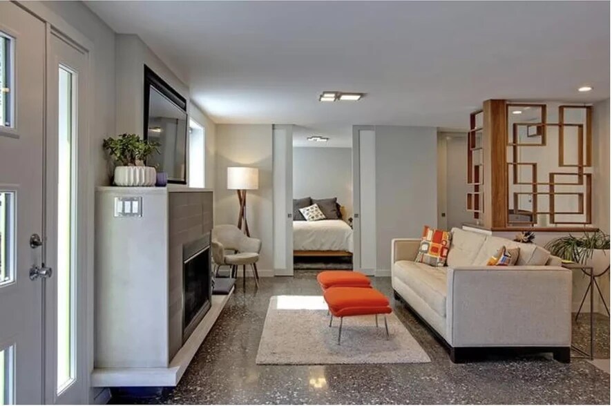 Building Photo - 3704 N Longview Ave