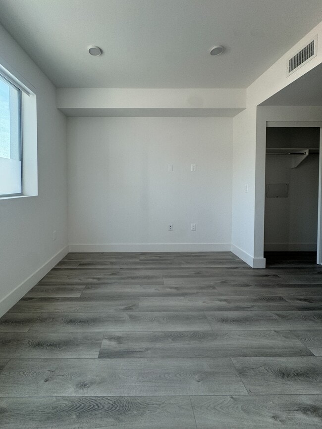 Building Photo - 6535 Melrose Ave