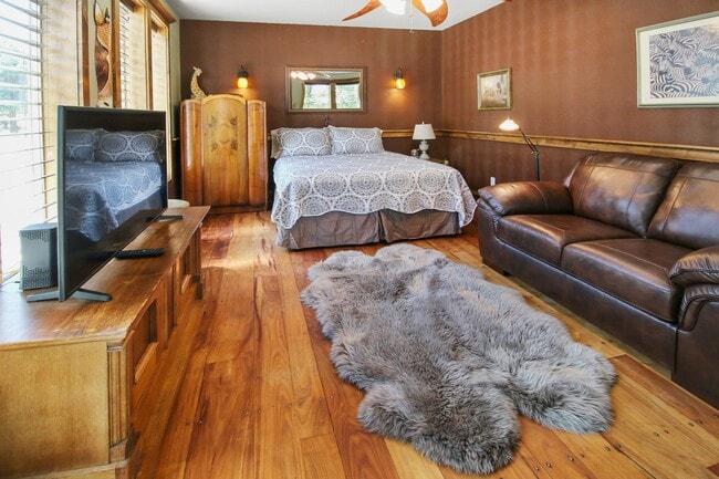 Building Photo - Safari Suite: Cozy, Downtown Jacksonville, First Floor $300 Utility Fee