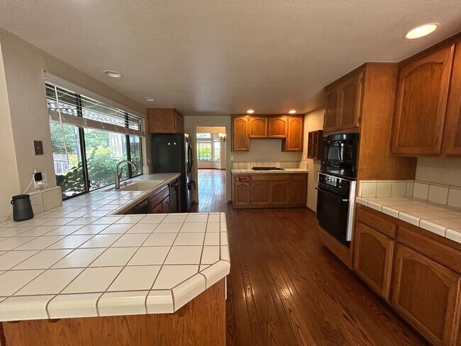Building Photo - 8280 Oakmont Dr