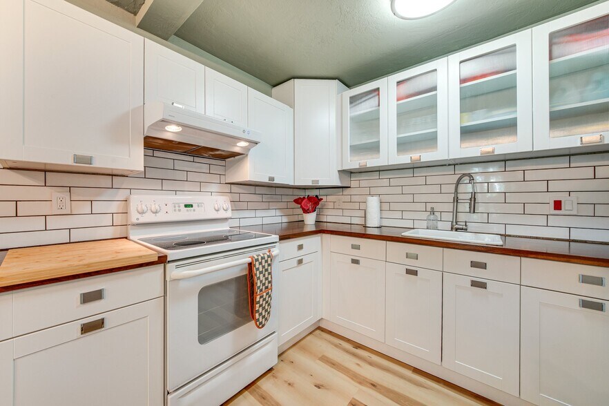 Building Photo - 1425 S Puget Dr