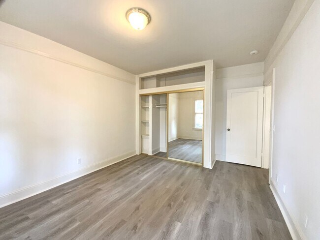 Building Photo - UPDATED 1BR! DISHWASHER! HARDWOOD! Laundry On-Site