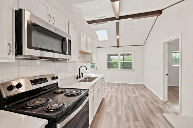 Building Photo - 502 Moorside Dr