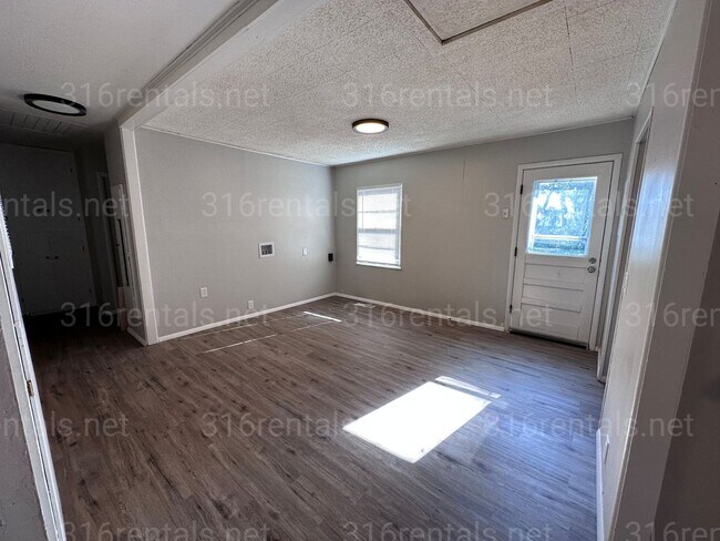 Building Photo - $1050 - 3 bedroom / 1 bathroom - Beautiful Single Family Home *COMING SOON*