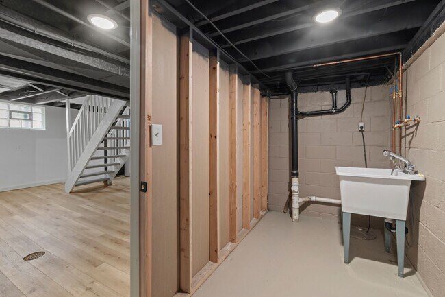 Building Photo - READY NOW!! FULLY RENOVATED 3 Bedroom in PENN HILLS