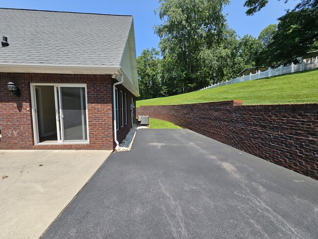 Building Photo - 8638 Reedy Creek Rd