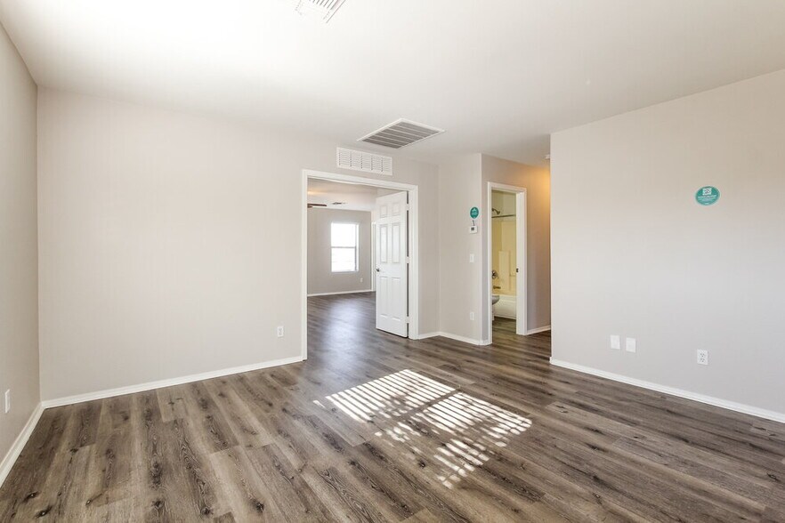 Building Photo - 11610 W Columbine Dr