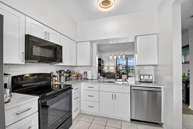 Building Photo - 6193 Pointe Regal Cir