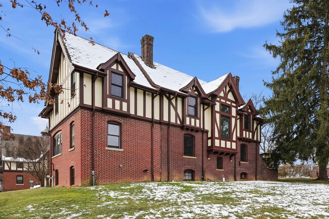 Building Photo - 1 Fox Hill Dr