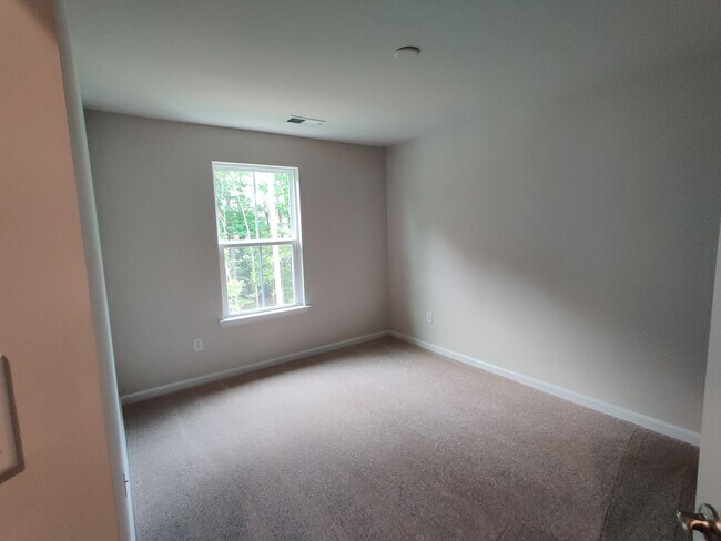 Building Photo - 3 Bedroom condo near major roadways