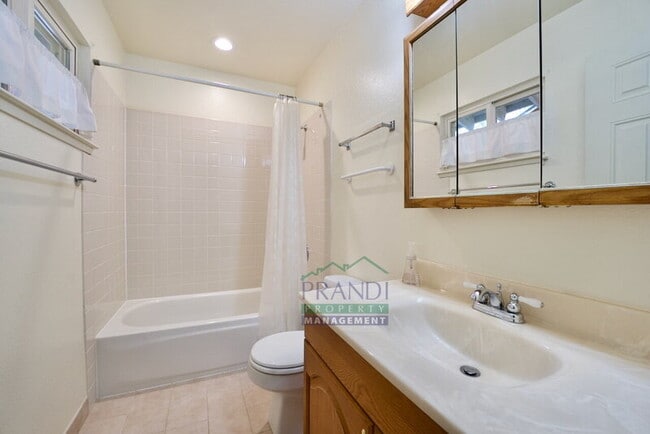 Building Photo - 801 Chamberlain Ct