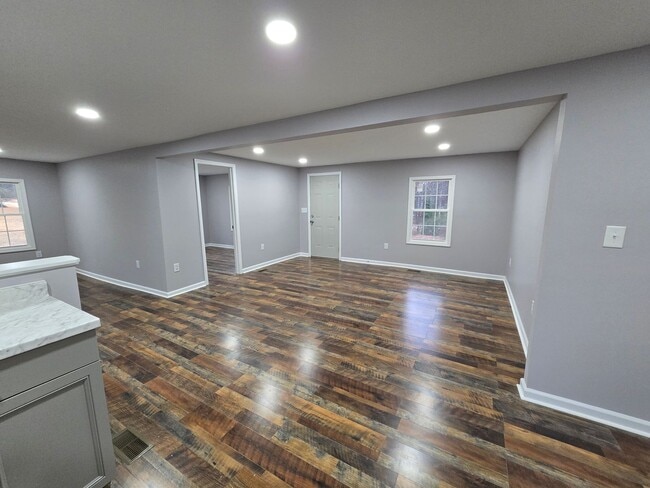 Building Photo - NEW LISTING!!!!!