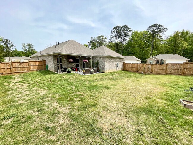 Building Photo - Beautiful 3/2 + office home for rent next to Brandon High School!
