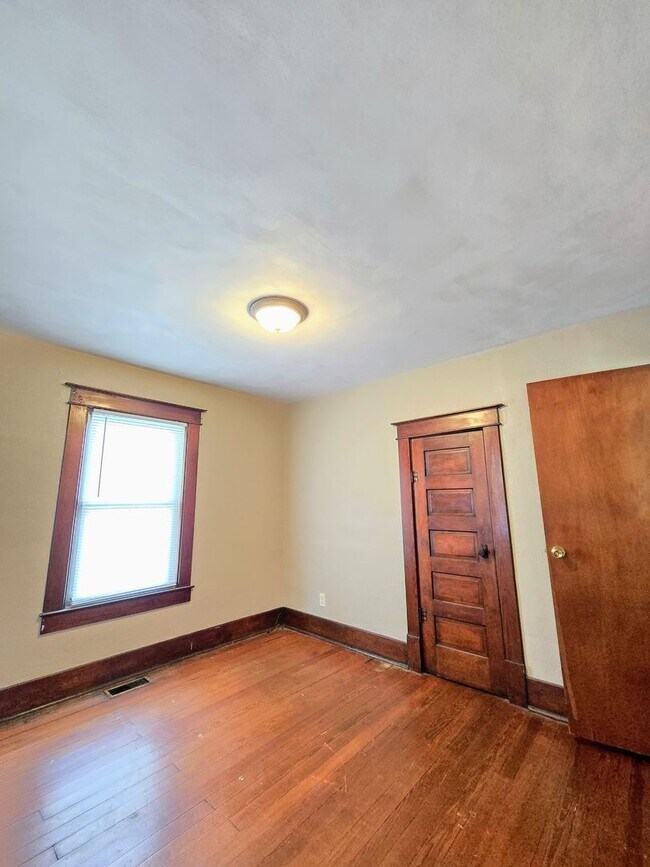 Building Photo - 2 bedroom 1 bath