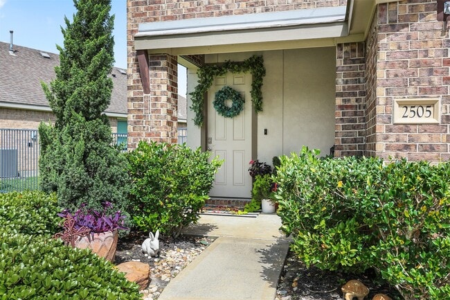 Building Photo - 2505 Bernadino Dr