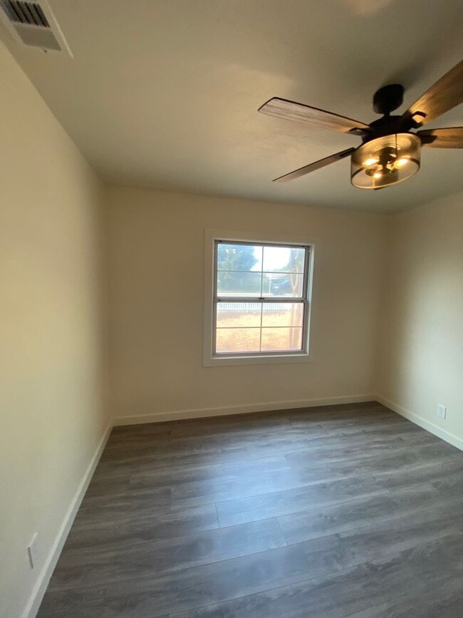 Building Photo - Beauitfully upgrade 3 Bedroom on large lot!