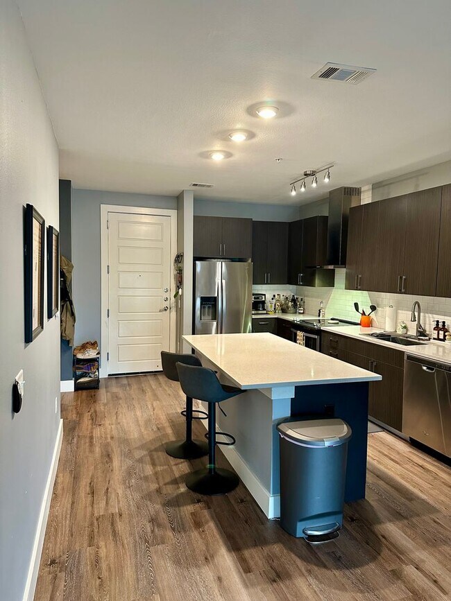 Building Photo - Beautiful Condo - North Burnet Road!