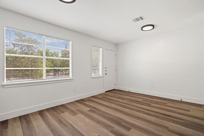 Building Photo - River Crossing Townhome - 2Bd-2.5BA - Redone to the Nines -  W/D - Resort Pool