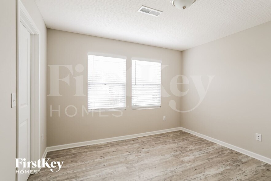 Building Photo - 1691 Eastbrook Dr N