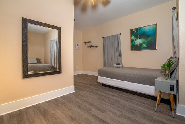 Building Photo - 321 University Ave