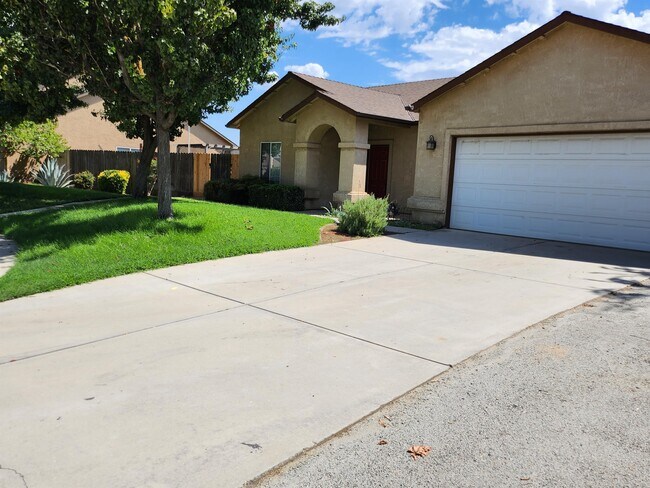 Building Photo - 682 W Forest St